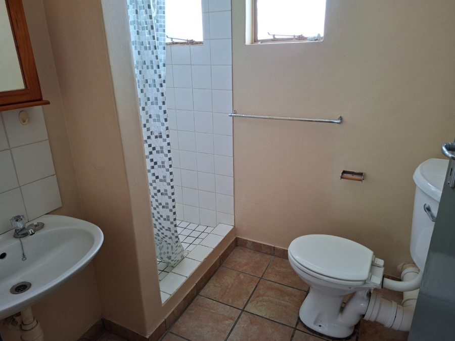 To Let 1 Bedroom Property for Rent in Kannoniers Park North West